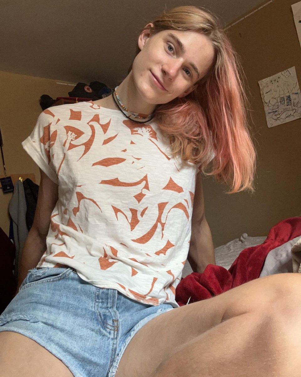 Hello 
Proudly a trans girl DM me if interested 💋🍆