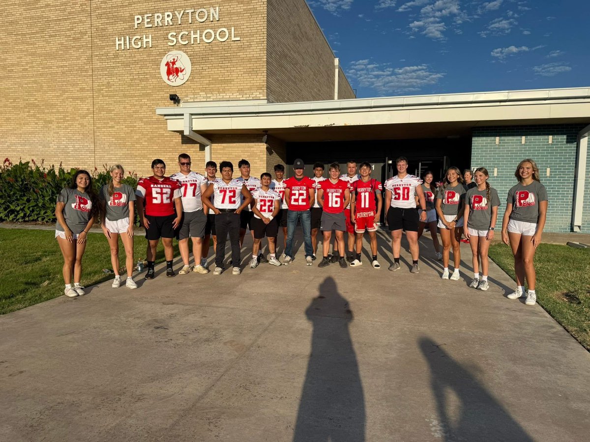 Teachers returned to school today. They were met by some special greeters. Thank you to our teachers for the love and wisdom they pour into our young athletes. #FN5GL #Sweepstakes <a href="/TMobile/">T-Mobile</a> <a href="/PerrytonIsd/">Perryton ISD</a>