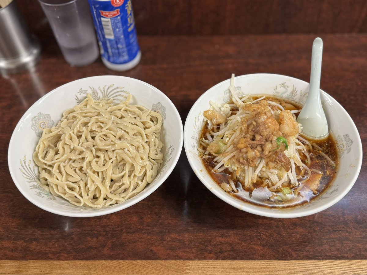 DistortHachioji's tweet photo. ラーメン二郎 めじろ台店
小ラーメン+つけ麺
AGA治療を中断しヘア少なめ頭皮スケスケな麺友K氏とJ活
コールはヤサイマシマシアブラ
豚清湯は言い過ぎかもだがJと思えばライトなスープに先代オマージュの柚子&amp;蜂蜜を加えたつけ汁がなんせうめえのよ😋
ほぐし肉ライクなアブラは必須
ご馳走様でした！🙏 https://t.co/sl0Psmq0XO