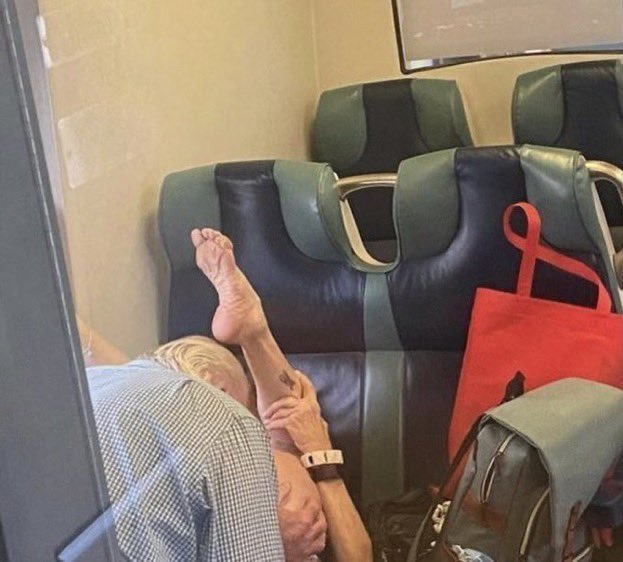 -Bianchi esta esperando el llamado de riquelme para ser manager de boca

bianchi en un tren bala por bordeaux francia