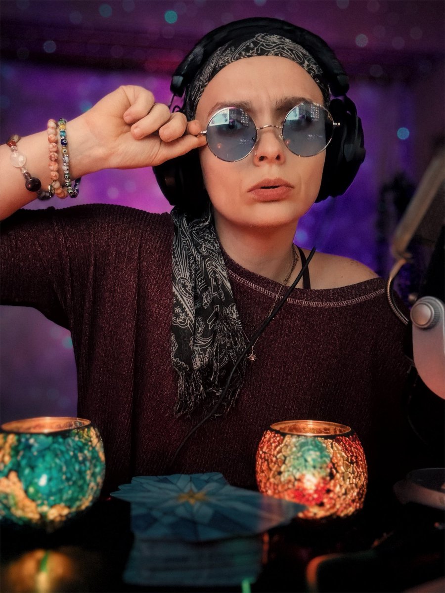 Time for more Tarot! 

Help me go to twitch con by buying a tarot card reading??  😀

twitch.tv/charli