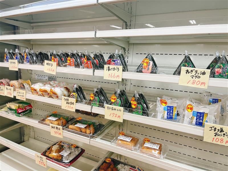 【フードショップ】おはようございます🌞
セール品のお知らせ📢✨

本日限定、おにぎり半額セール実施中❣
8月7日(水)～9月30日(火)までは、
短縮営業の11時～14時で営業しております。
※西5号館ミニショップは休業です

ご来店をお待ちしております✨
#東京科学大学 #大学生協 ＃大岡山購買