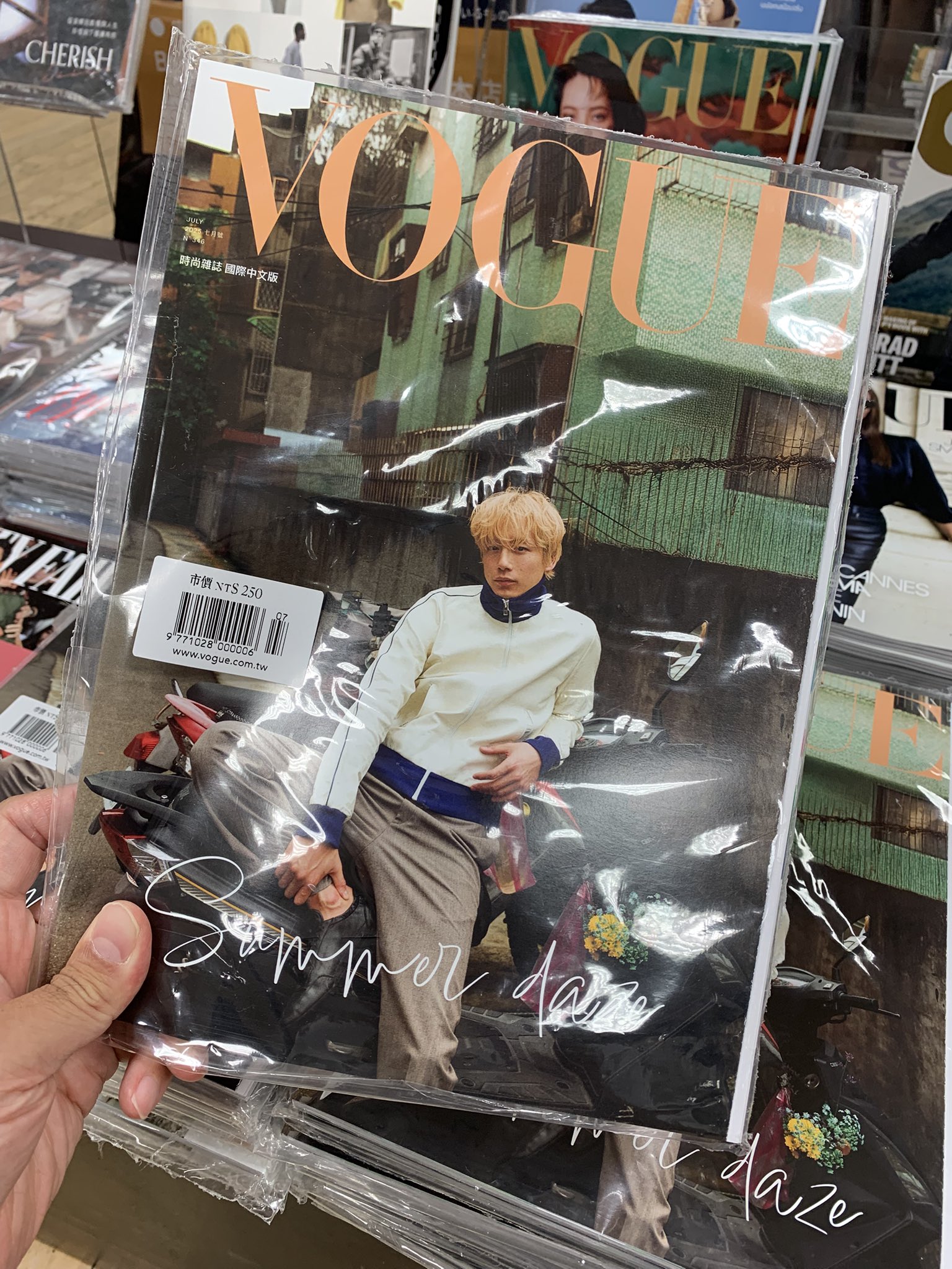 坂口健太郎さん 海外雑誌 洋書専門店 Books Kinokuniya Tokyo(最寄り新宿か代々木) on X