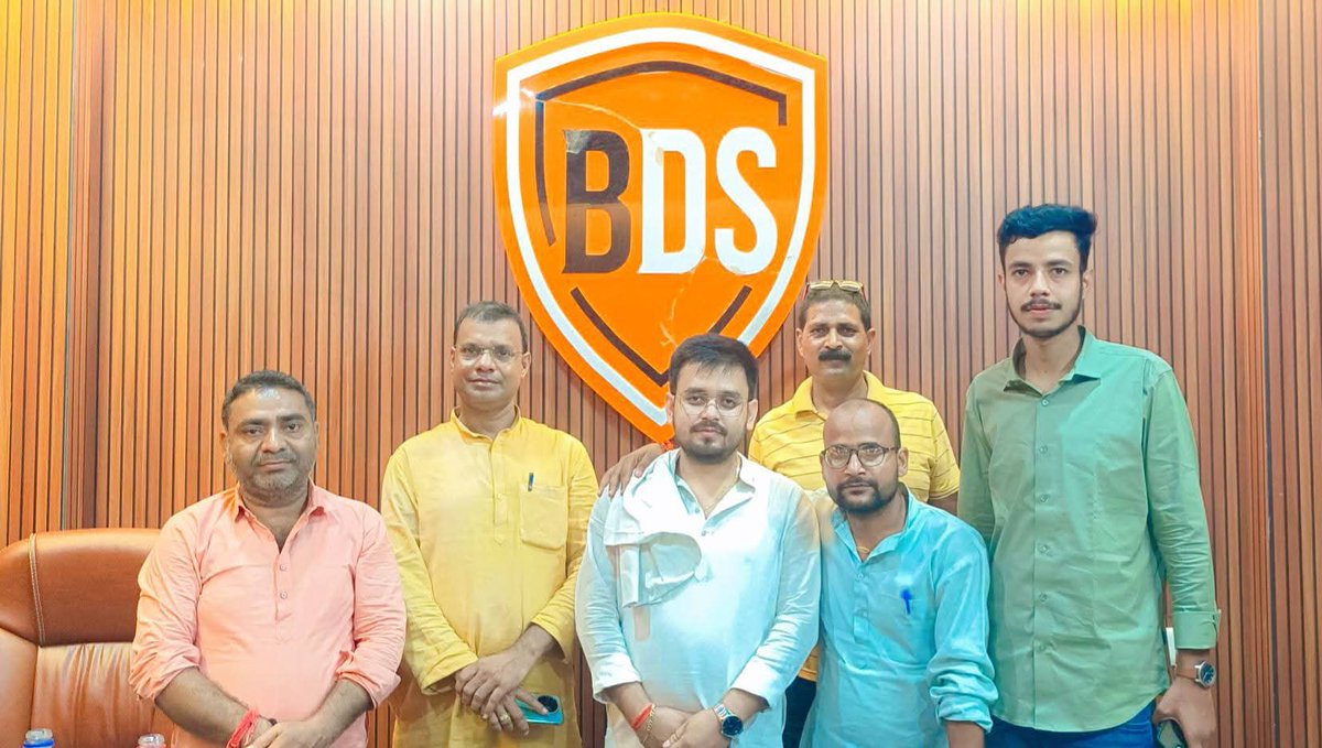 SunilPathak015's tweet image. भाई #कृष्ण Kumar जी के श्री राधा रेस्टोरेंट्स एवं मिष्ठान भंडार का #उद्घाटन सकडी में एवं भाई Saurabh Tomar जी के नए #प्रतिष्ठान Barrots Detailing Studio यहां पर आपको कार धुलाई एवं कार सजावट के उपकरण के #उद्घाटन समारोह में शामिल हुआ । 
#