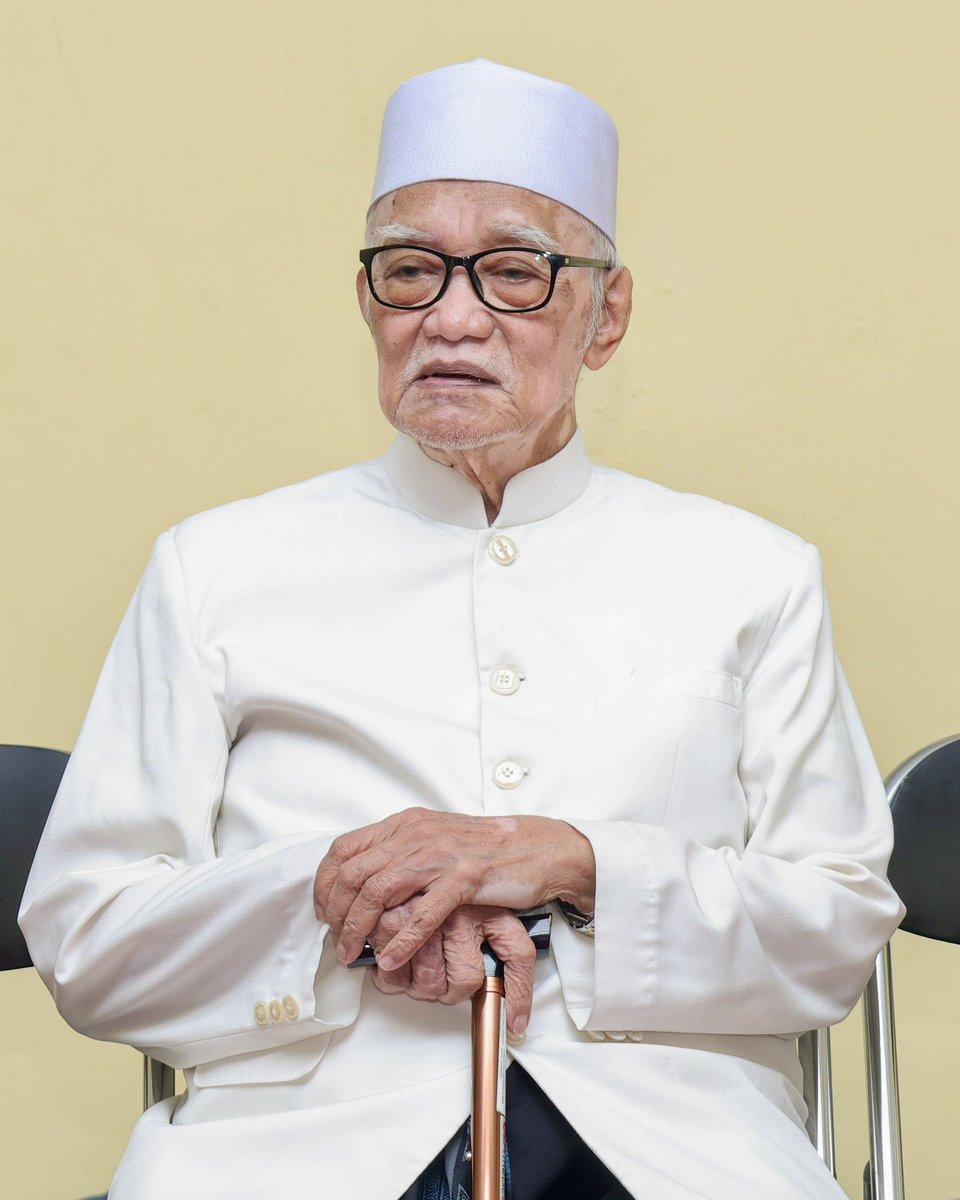 إنْ رَغَّبَتْكَ البِداياتُ زَهَّدَتْكَ النِهاياتُ
إنْ دَعاكَ إلَيْها ظاهِرٌ نَهاكَ عَنْها باطِنٌ.

Jika permulaannya membuatmu tertarik, maka kesudahannya akan membuatmu benci
Jika lahiriahnya memikatmu, maka batinnya akan mencegahmu

#ngaji #hikam #kemislegi #himasal #lirboyo