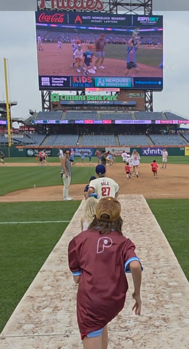 It was a long few days with TWO games and lots of cards given out! Ended with the Kids Running the Bases! Home Safe, anxiously awaiting our next trip to the ballpark. See you soon!

Check us out and give a follow on IG! instagram.com/phriendly.phoe…