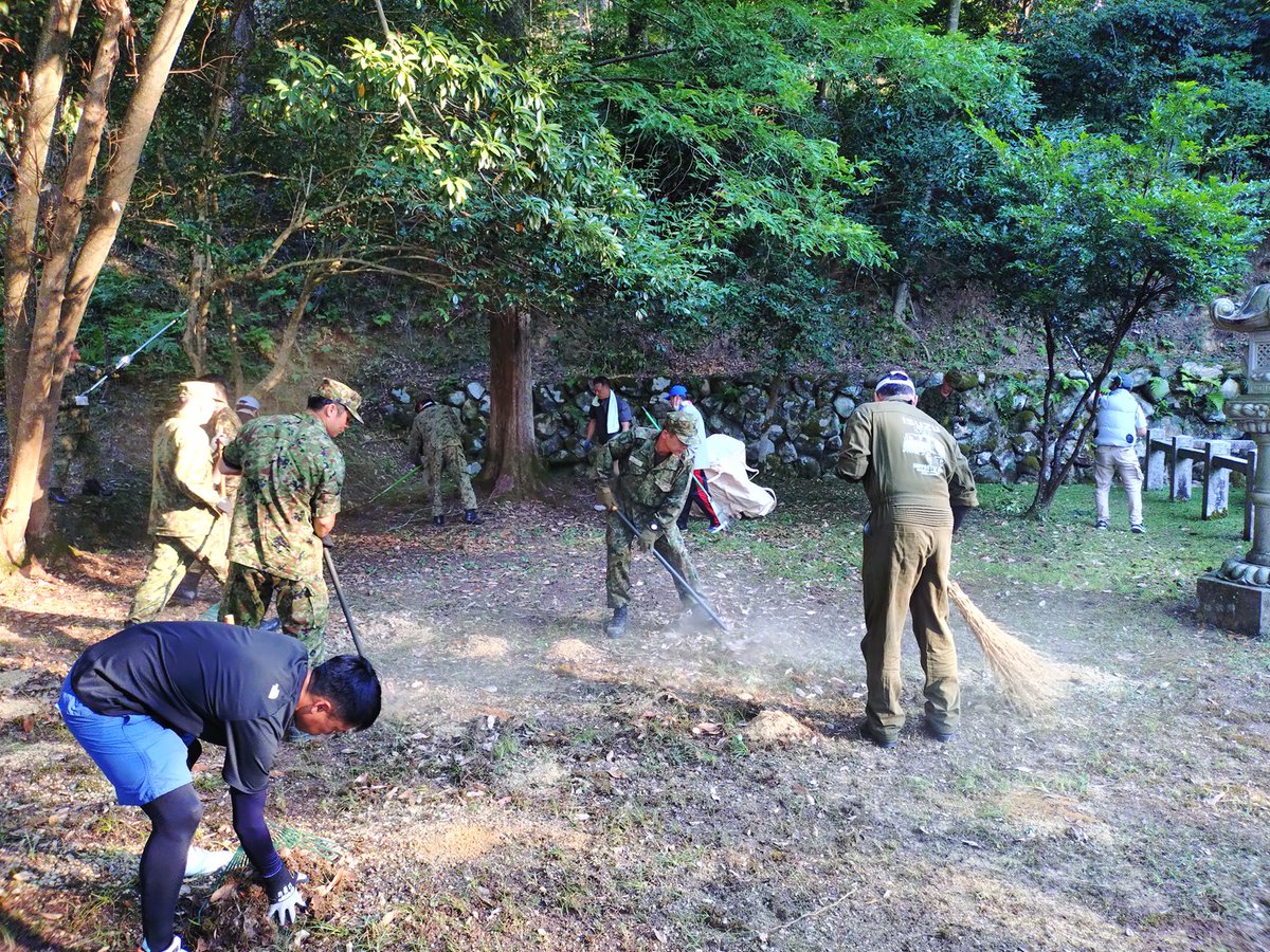 福知山駐屯地の隊員からなる #修親会 と #曹友会 が、駐屯地の近傍にある平和墓地の清掃を行いました。
平和であることに感謝の気持ちを込めながら綺麗にします。

#福知山 #ボランティア