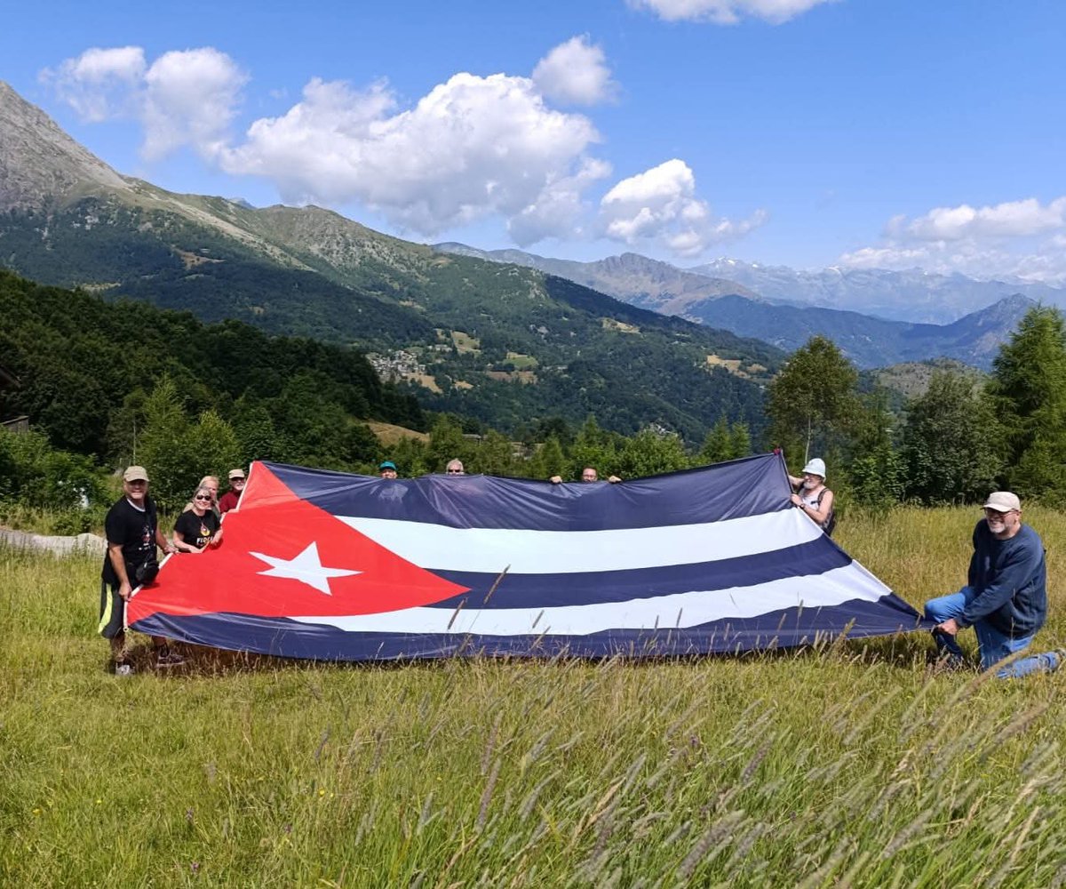 iCuba no está sola! 
#Cuba #CDRCuba #TumbaElBloqueo #65AñosCDR