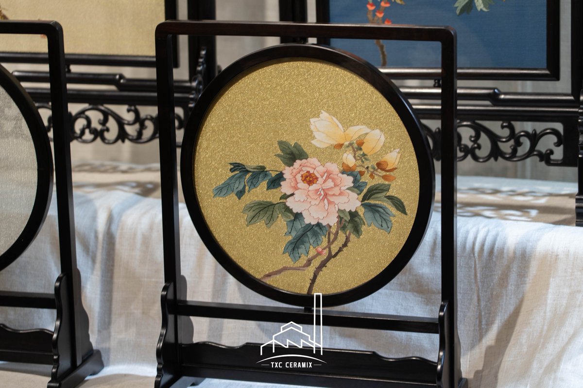 Taoxichuan_now's tweet photo. 👀Did you know #Kesi (Silk Tapestry with Cut Design)? It’s one of the Chinese traditional weaving craftsmanship in silk art, dating back 2000+ years. It uses individual thread blocks to create seamless gradients, blending weaving and painting. 🧵✨
#Jingdezhen #TaoranCraftMarket https://t.co/OxxB5wrG82
