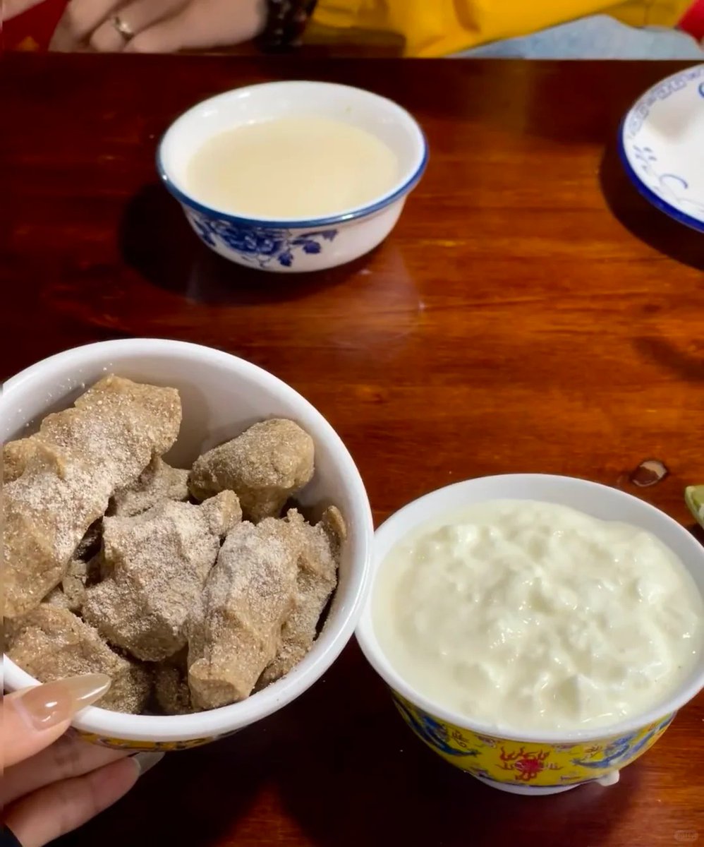 TibetTrip's tweet image. We joined a local family for an afternoon of laughter and momo-making. From dough kneading to filling the dumplings just right, every step was hands-on and heartfelt.
📩 DM us &quot;Momo Time&quot; and get our food experience route!#TibetanFood #MomoLove #LocalExperiences #TibetCulture