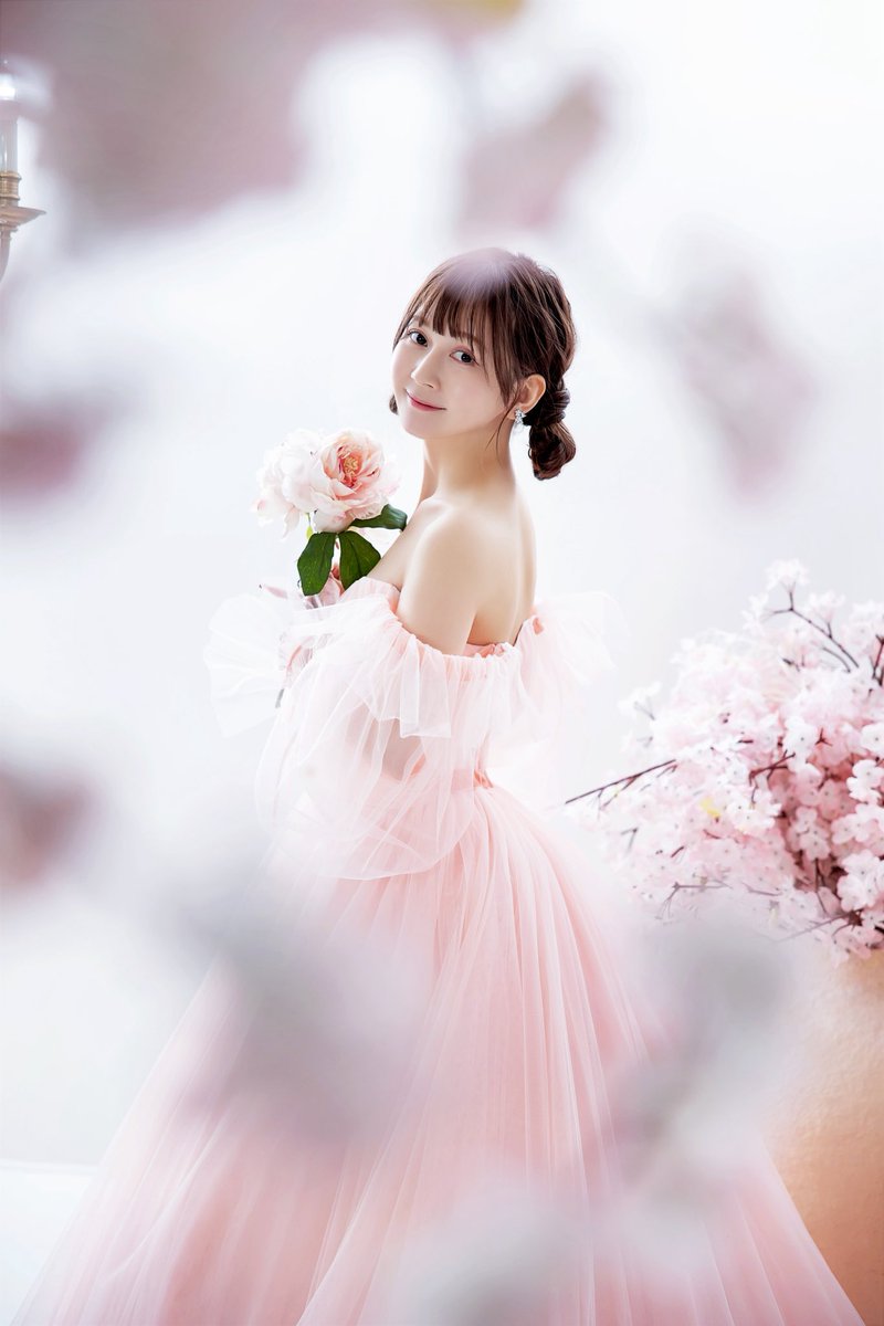 kanakubo_mei's tweet photo. 【ご報告】
7月25日に第一子を出産いたしました！

妊娠発覚と同時に入院したりマイナートラブルが多く、ツワリも酷かったので妊娠の発表は控えてこのタイミングでのご報告となりました。

妊娠後期は妊娠糖尿病になり…分娩時は大量出血に重度妊娠高血圧腎症（元々低血圧なのに！）

子宮口9cmまで進んで子の向きが変わり、24時間陣痛の末緊急帝王切開になるなど……

最初から最後までトラブルだらけで、頭では分かっていたけれど改めて妊娠出産は命懸けなんだと実感させられました。

人生で最も長く辛い10ヶ月間でしたが、隣で完璧にサポートしてくれた夫、治療にあたって下さった病院スタッフの方々には感謝の気持ちでいっぱいです。

そして、そんな中でも元気に生まれてきてくれた我が子には心から感謝です！妊娠中から私の具合が悪い時には必ずお腹を蹴って励ましてくれた親孝行な子！！

今は身体を休めつつ、この小さな命を守り幸せにしていけるよう、仕事もプライベートも全力疾走していきたいと思います。これからも変わらぬご声援のほどよろしくお願いいたします！