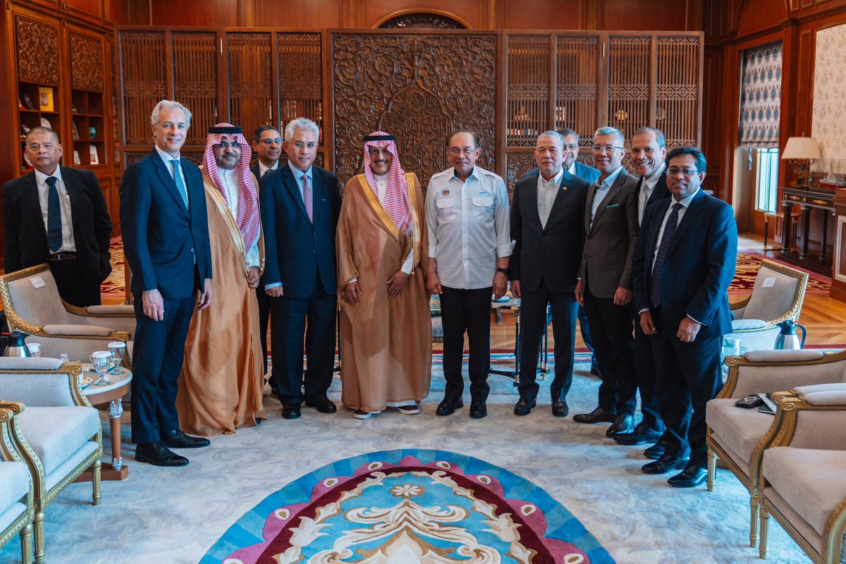 Terima kasih ACWA Power kerana memilih Malaysia sebagai hab utama mereka di Asia Tenggara! Pelaburan USD10 bilion ini adalah bukti keyakinan pelabur terhadap dasar peralihan tenaga kita yang progresif. Peluang pekerjaan berkemahiran tinggi dan pemindahan teknologi pastinya akan