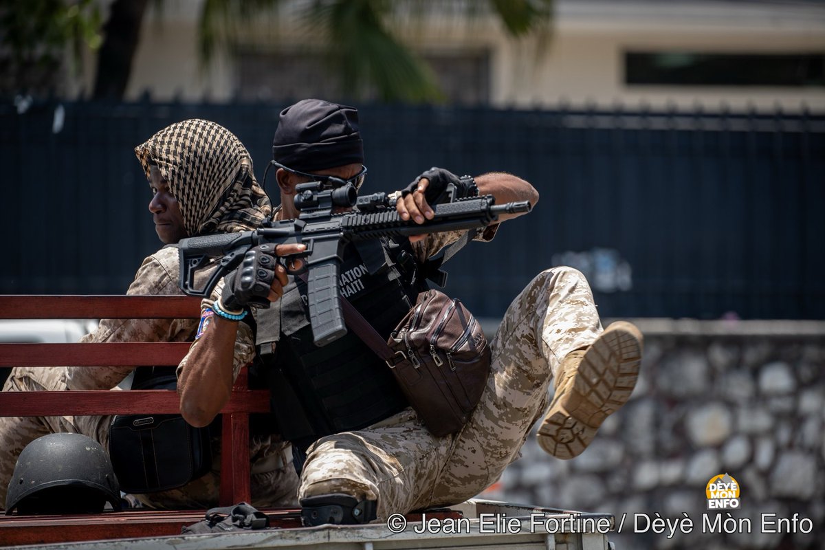 Kèk manm nan Akò Karibe a te devan Vila D’Akèy jodi a pou mande demisyon KPT. Yo denonse kriz la, epi mande pou 9 prezidan yo kite pouvwa a. "Fòk gouvènman ale, fòk pèp la viv ak diyite."
📸 <a href="/JeanElieRider/">Jean Elie Fortuné</a> / <a href="/DeyeMonEnfo/">Dèyè Mòn Enfo</a>