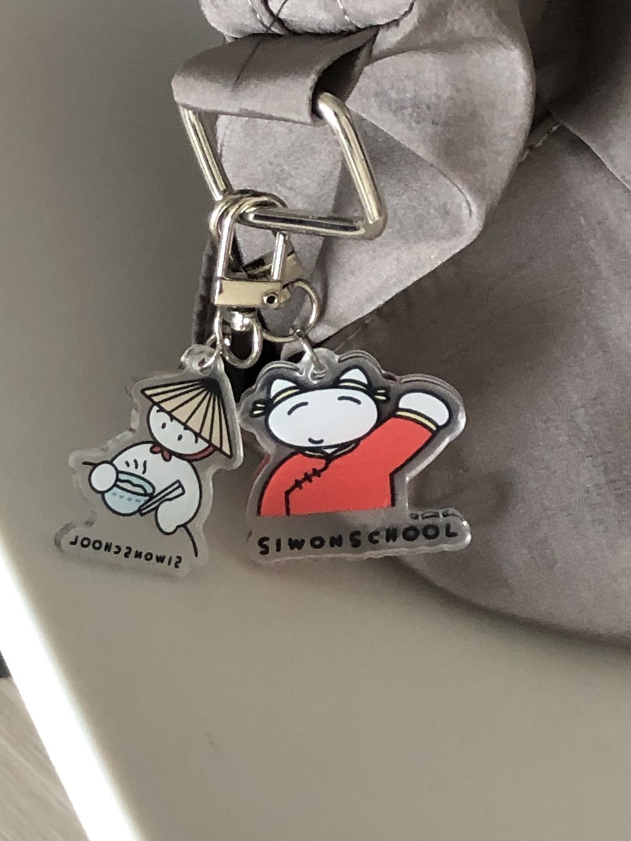 #광고 #RT이벤트 
RT추첨 3분께 시원스쿨 굿즈 세트 (티셔츠+키링, 언어 랜덤) 를 드립니다 📦
 
여행 다닐 때 ! 언어가 걱정될 때 ..!
이 언어 티셔츠 입으면 만능이죠
담달 상해 가는데 티셔츠 하나로 의사소통 완전 가능
게다가 너무 귀여운 국가별 빵이 키링까지 .. 😍
 
-  시원스쿨 썸머 페스타