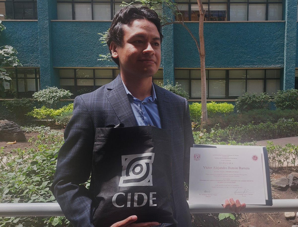 Víctor Butrón (@vic_butron) on Twitter photo 🏆 ¡Gané el 1er lugar en el Premio de Investigación Económica "Maestro Jesús Silva Herzog 2024" del <a href="/Economicas_UNAM/">Económicas-UNAM</a> !
Mi tesis "Estrategias para reducir el reclutamiento del crimen organizado: un análisis con teoría de juegos" aborda uno de los retos más críticos de México.
🧵 🏆 ¡Gané el 1er lugar en el Premio de Investigación Económica "Maestro Jesús Silva Herzog 2024" del <a href="/Economicas_UNAM/">Económicas-UNAM</a> !
Mi tesis "Estrategias para reducir el reclutamiento del crimen organizado: un análisis con teoría de juegos" aborda uno de los retos más críticos de México.
🧵