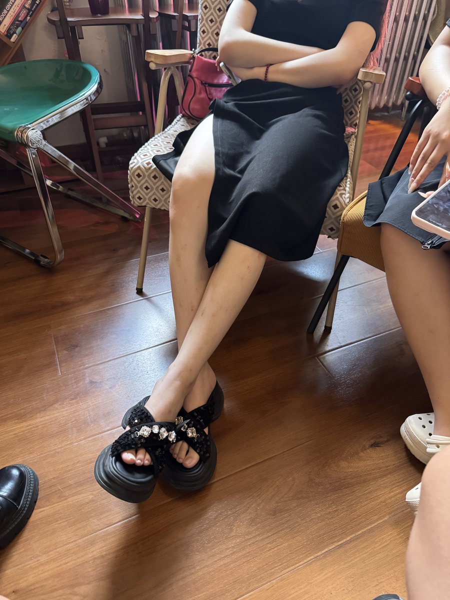 CherrySadism's tweet photo. 被一群女生嘲笑很爽吧[偷笑] 在闺蜜面前自爆 被一群美女叫傻逼🖕🏻🙄 https://t.co/d0LkRpVofv
