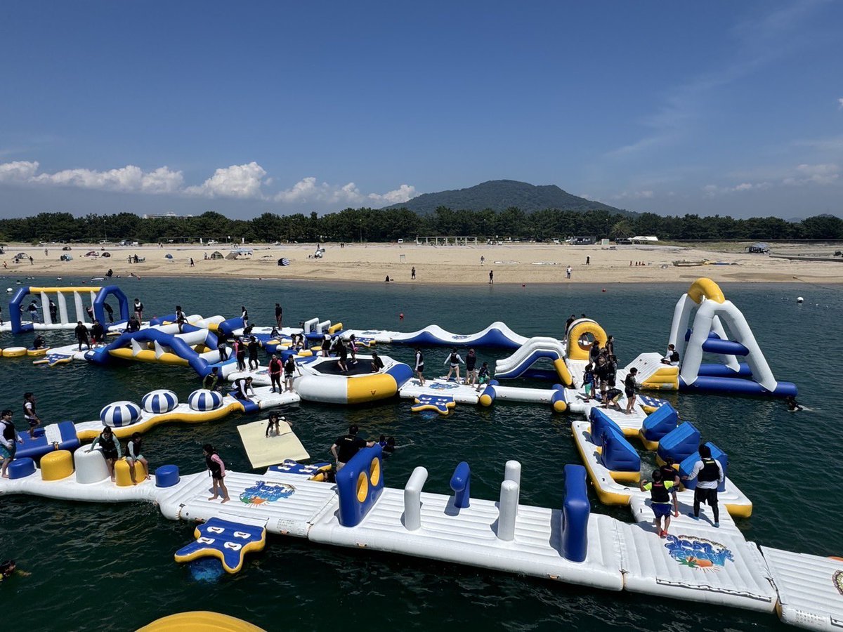 w_city_kanko's tweet photo. #片男波海水浴場 で #海上アスレチック 体験🌻
5.5mスライダーなど約20種類の多彩な遊具が海上に浮かぶ「#AQuaLooP」で
この夏一番の #スリル体験 を！🌊

📍 #和歌山市 片男波海水浴場
🗓️8月31日まで毎日営業中

詳細☑️
https://t.co/38KLrfzWcg

ご家族・ご友人との最高の思い出作りを🌞 https://t.co/ycTEDgU5yX