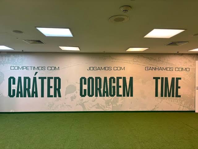 CentralDaSEP's tweet photo. o vexame começou no momento que tiraram os ídolos do clube das paredes para colocar essas frases de coach https://t.co/EPPRETRUck