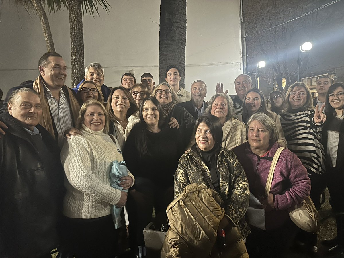 elenalancaster_'s tweet photo. Acompañamos con parte de nuestro equipo en su 17º aniversario al @ESPACIOCUARENTA
Contamos con la presencia de nuestro ex presidente @LuisLacallePou, a quien se le hizo entrega de una placa en reconocimiento a su excelente gestión 2020-2025.
Felicitaciones a todos los compañeros! https://t.co/hvaNOOqkHV