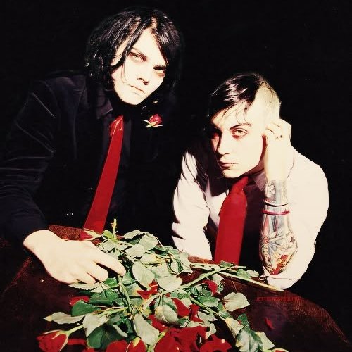 myacervoquimico's tweet photo. Lore COMPLETA do three cheers for sweet revenge 🌹🧵 https://t.co/Cyl1efgoYr