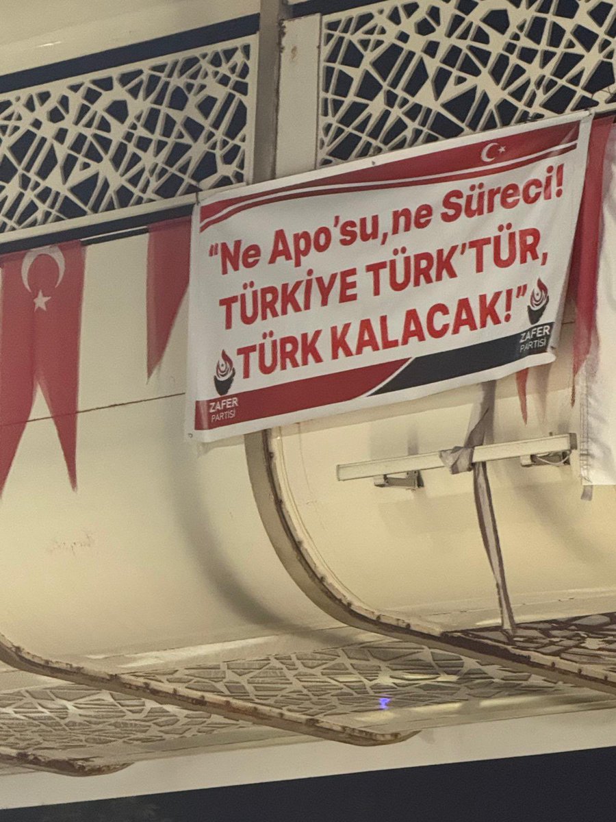 pusatZP's tweet photo. @TTAgrup Elazığ’da bir üst geçite asılan pankart https://t.co/OLmIzqljDK