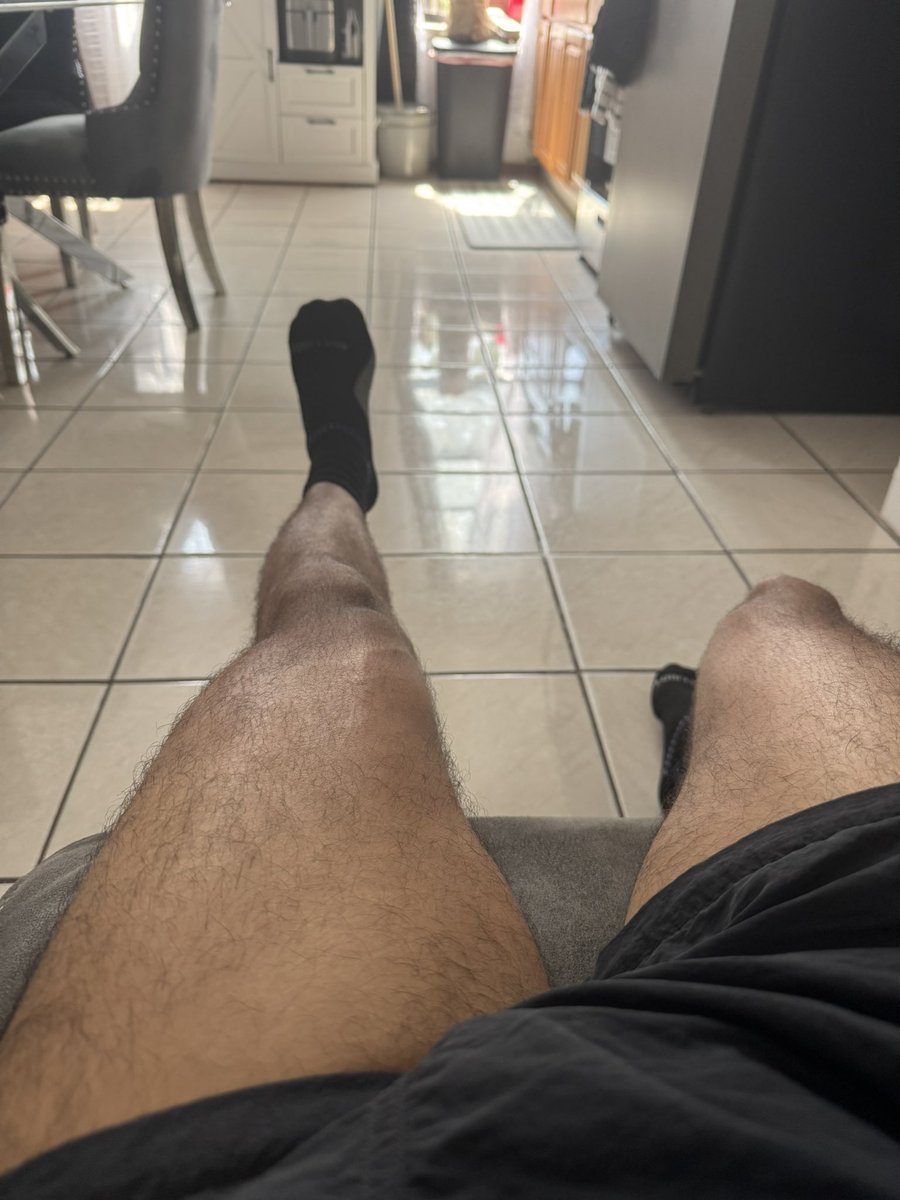 twobanga's tweet photo. Finished my run , massage my feet freak😁 https://t.co/DL7h6BAVtq