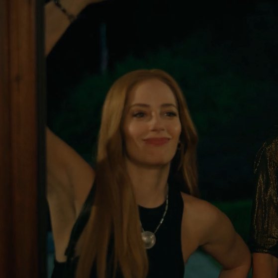 she’s standing like she wants to attract women (it works)