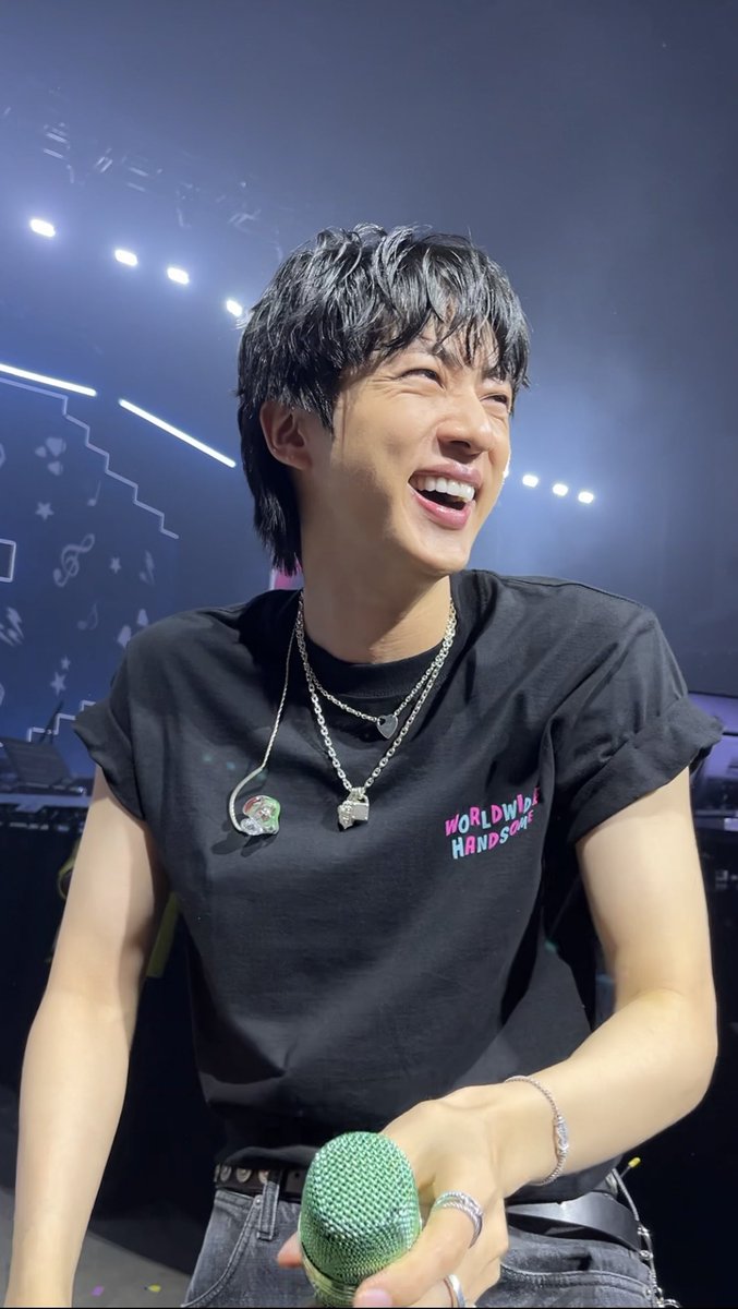 canyonmoonlisa's tweet photo. Thank you Jin for the best night ever!! Next time when you are back in London I‘ll try to sing a tiny bit better 😌🫶🏻 https://t.co/ac3i5VcWgm