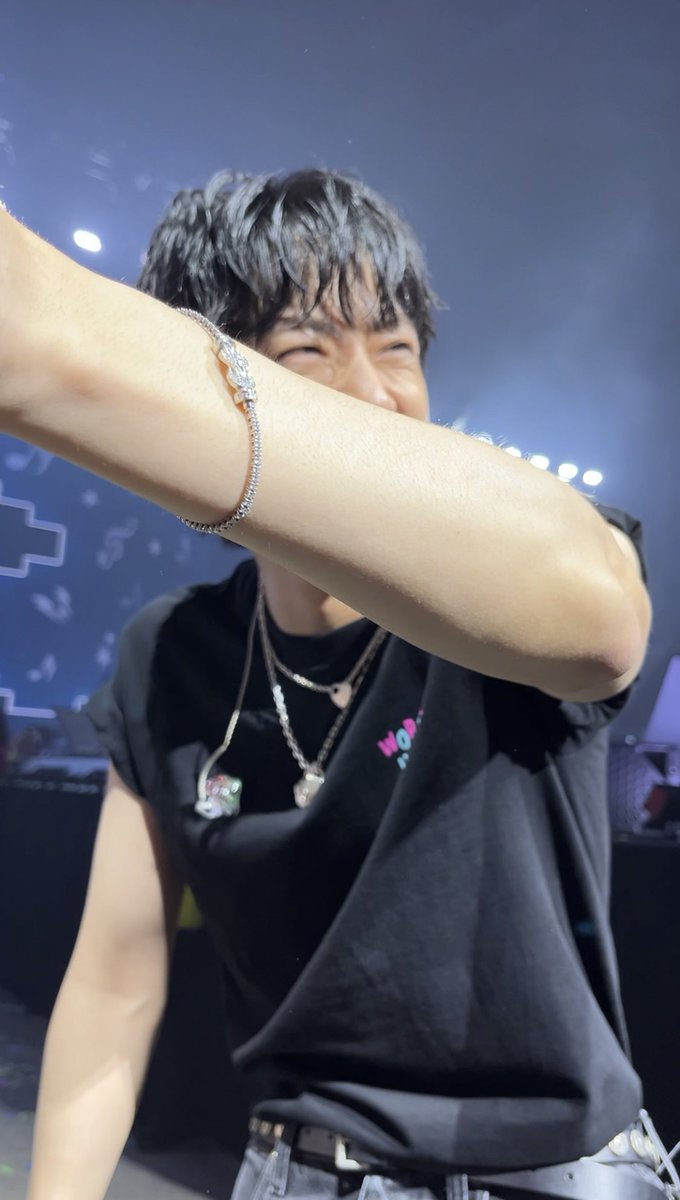 canyonmoonlisa's tweet photo. Thank you Jin for the best night ever!! Next time when you are back in London I‘ll try to sing a tiny bit better 😌🫶🏻 https://t.co/ac3i5VcWgm