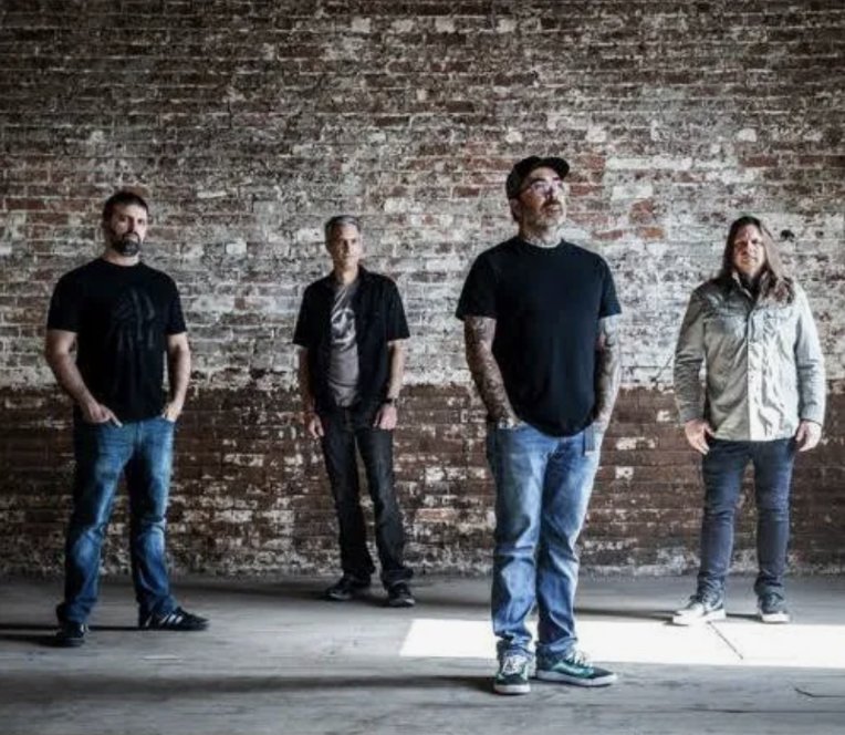 Staind
/ Here And Now

哀愁をまとった壮大なアメリカンオルタナバンド、Staind。
前作から12年の時を経て、2023年に発売されたアルバム『Confessions Of The Fallen』からのシングル。

曲とMVとアーロン・ルイスの声が相まって泣ける🥲
youtu.be/yo8Riw9IHUw?si…