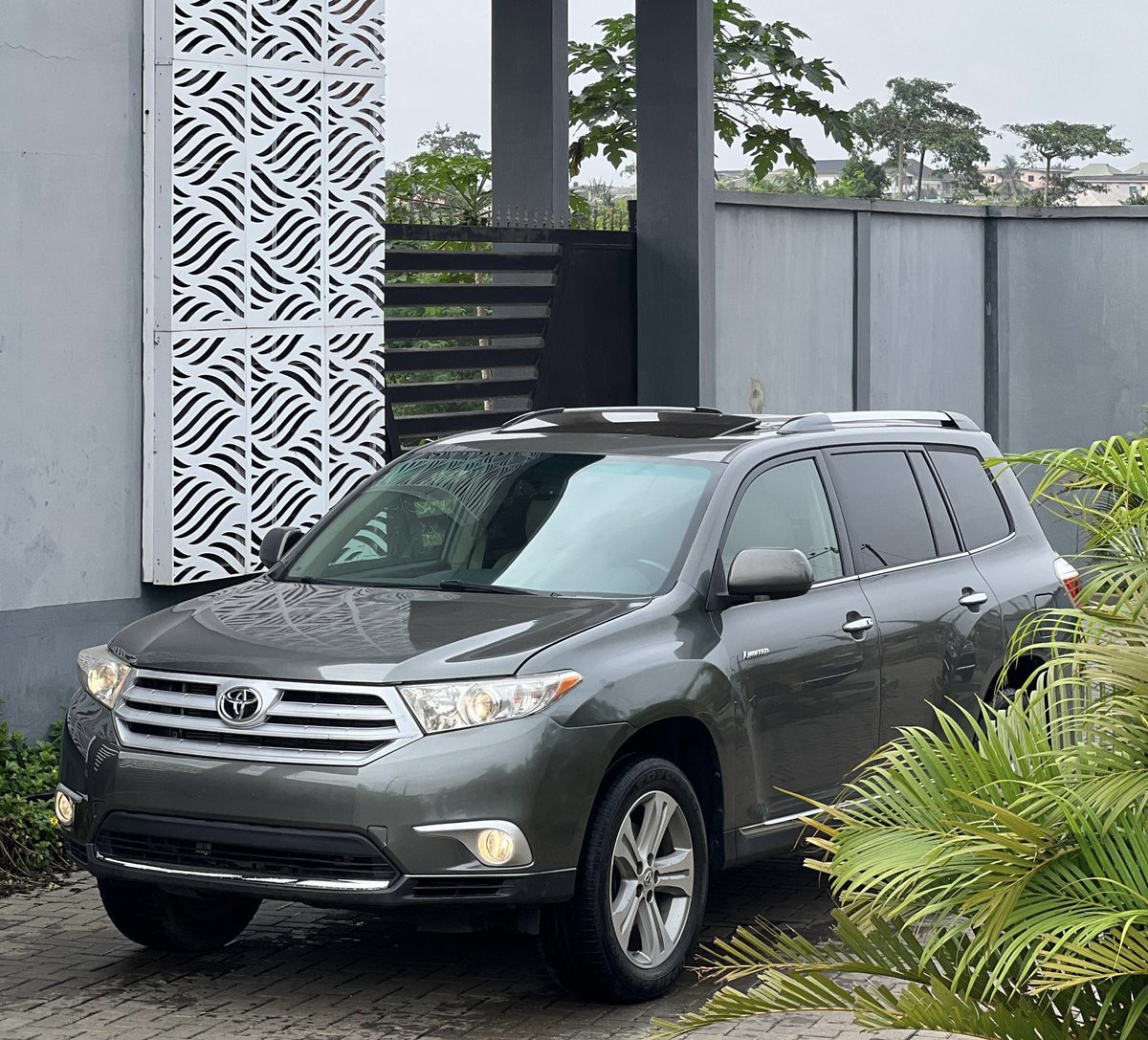 phantom__autos's tweet photo. 🔹2013 Toyota Highlander Limited
Direct Toks 🔥 | July 2025 Entry
▪️Keyless Entry | Reverse Camera
▪️Android Screen on Backseat | 3-Row Seater
▪️Sunroof | Navigation Screen
💰Call or DM for price & more info
#PhantomAutos #Highlander #DirectToks #CarSalesNG #Tokunbo #SUVLife https://t.co/b7H1KKbw9f