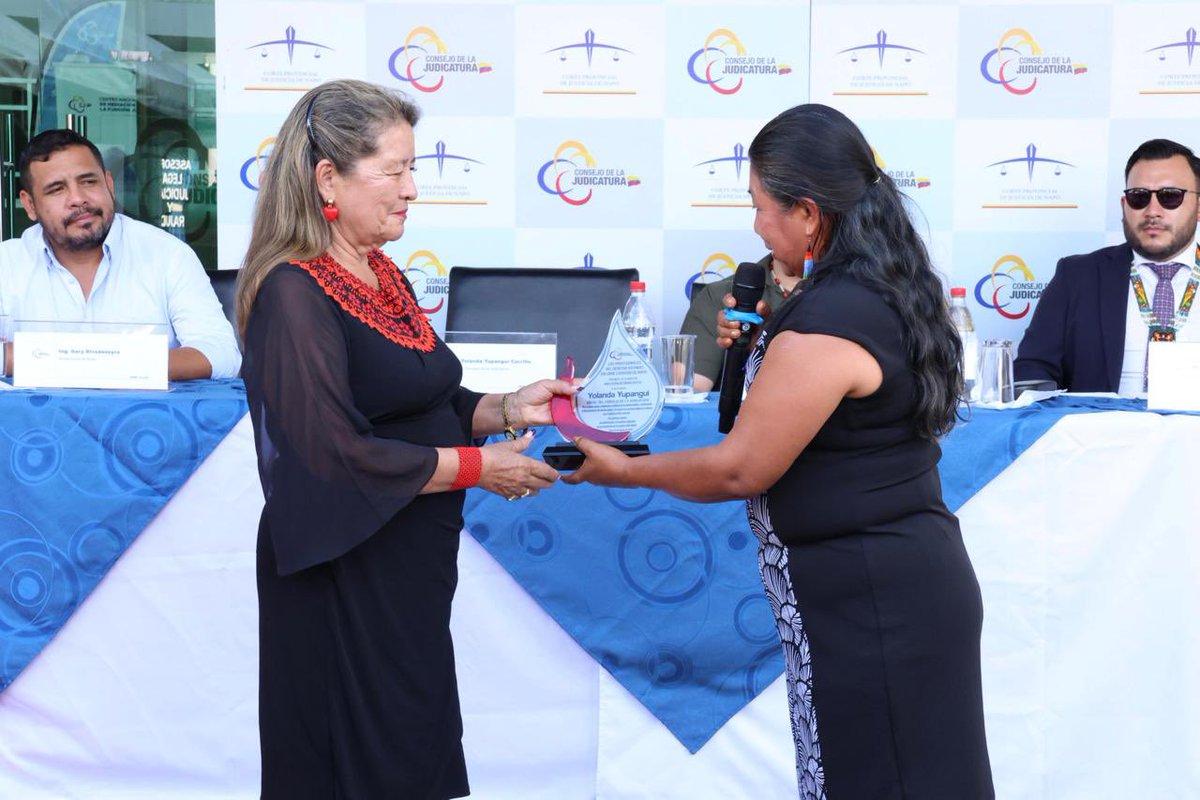 🛣️🚘 | #CJEnTerritorio

El presidente del <a href="/CJudicaturaEc/">Consejo de la Judicatura</a>, <a href="/MarioGodoyEc/">Mario Godoy</a>, junto a la vocal <a href="/ymyupangui/">Yolita Yupangui</a>, participaron en el acto de entrega de obra y mejoramiento de la fachada externa del Complejo Judicial de Tena 🏛️.

Esta intervención es resultado de la cooperación