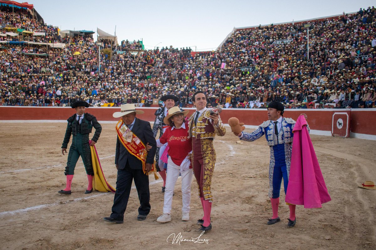 JGaldosOficial's tweet photo. #Coracora 🇵🇪 | [Séptimo toro]
¡2 orejas!

📷: Mónica Lucas https://t.co/HnY0hlgZSj