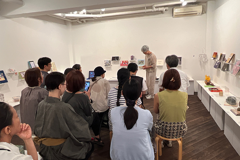 thelibrary_2018's tweet photo. 「THE LIBRARY 2025」が開幕しました。初日の8月6日、恒例のオープニングイベントとして、出品者の朗読などによる「声の夜」が開催されました。今年は遠路神戸からご来場の瓢吉庵油坊主さん、朗読常連のさのともみさん、やはり神戸からの和泉潔さん、イベント初出演の面狐さんが熱演されました。 https://t.co/B0CeHgy94g