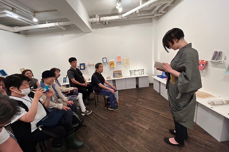 thelibrary_2018's tweet photo. 「THE LIBRARY 2025」が開幕しました。初日の8月6日、恒例のオープニングイベントとして、出品者の朗読などによる「声の夜」が開催されました。今年は遠路神戸からご来場の瓢吉庵油坊主さん、朗読常連のさのともみさん、やはり神戸からの和泉潔さん、イベント初出演の面狐さんが熱演されました。 https://t.co/B0CeHgy94g
