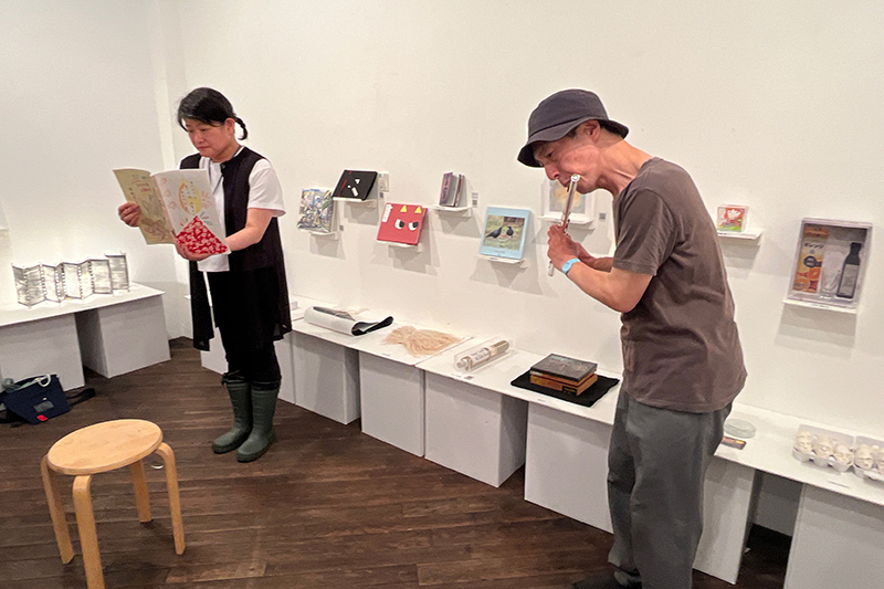 thelibrary_2018's tweet photo. 「THE LIBRARY 2025」が開幕しました。初日の8月6日、恒例のオープニングイベントとして、出品者の朗読などによる「声の夜」が開催されました。今年は遠路神戸からご来場の瓢吉庵油坊主さん、朗読常連のさのともみさん、やはり神戸からの和泉潔さん、イベント初出演の面狐さんが熱演されました。 https://t.co/B0CeHgy94g