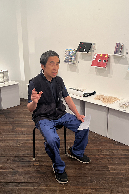 thelibrary_2018's tweet photo. 「THE LIBRARY 2025」が開幕しました。初日の8月6日、恒例のオープニングイベントとして、出品者の朗読などによる「声の夜」が開催されました。今年は遠路神戸からご来場の瓢吉庵油坊主さん、朗読常連のさのともみさん、やはり神戸からの和泉潔さん、イベント初出演の面狐さんが熱演されました。 https://t.co/B0CeHgy94g
