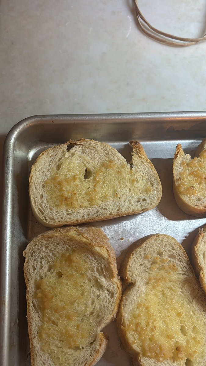 BumMarkelle's tweet photo. Vineyard Vines garlic bread #VV #Thevine #LLVV https://t.co/SnvSIbWxxI