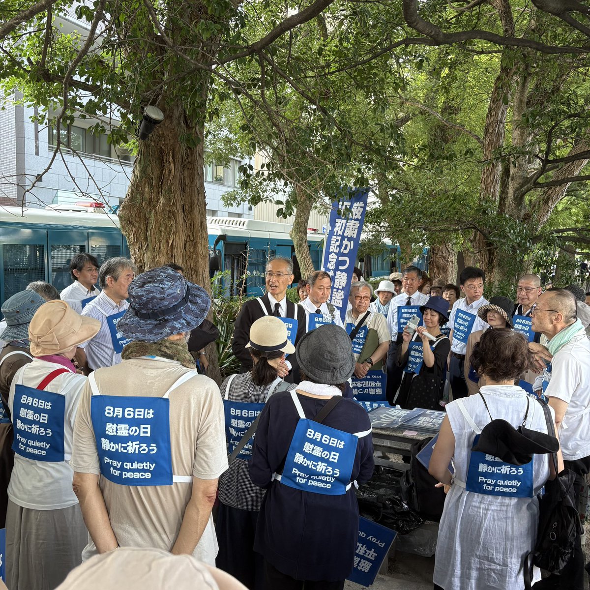 Housei_Bunren's tweet photo. だから反戦反核デモにカウンターにきて「静かに祈ろう」なるプラカを掲げてくるこの連中、「静かな８月６日を願う広島市民の会」が核武装を訴える極右の日本会議系の団体なのも当然の流れ。要は中道かつ非政治的な装いをとりたがるゴリゴリの右翼。単に８月６日だから堂々と核武装を訴えられないだけ。 https://t.co/JEXQlIcC3y