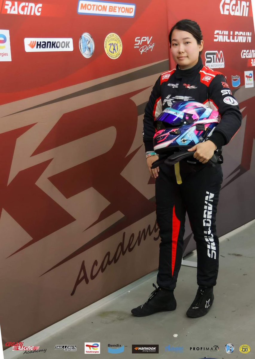 マレーシア人女性ドライバーの挑戦！

来週(8/15&amp;16)、富士スピードウェイで開催される「Kyojo VITA」にマレーシアからYY選手が参戦します。
YY選手はKegani Racing Academyのエースかつセパンで開催されているSuzuki Swift ワンメイクシリーズの2024シリーズチャンピオンです。
(男女混走)