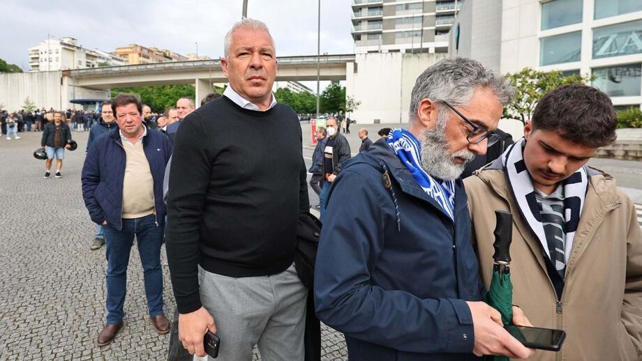 27 de Abril de 2024, fila para votar nas eleições mais concorridas da história do FC Porto.

Não passou à frente de ninguém nem foi pela entrada VIP, não precisou puxar dos galões, foi para a fila como todos os outros.

Porque Jorge Costa era um de nós!