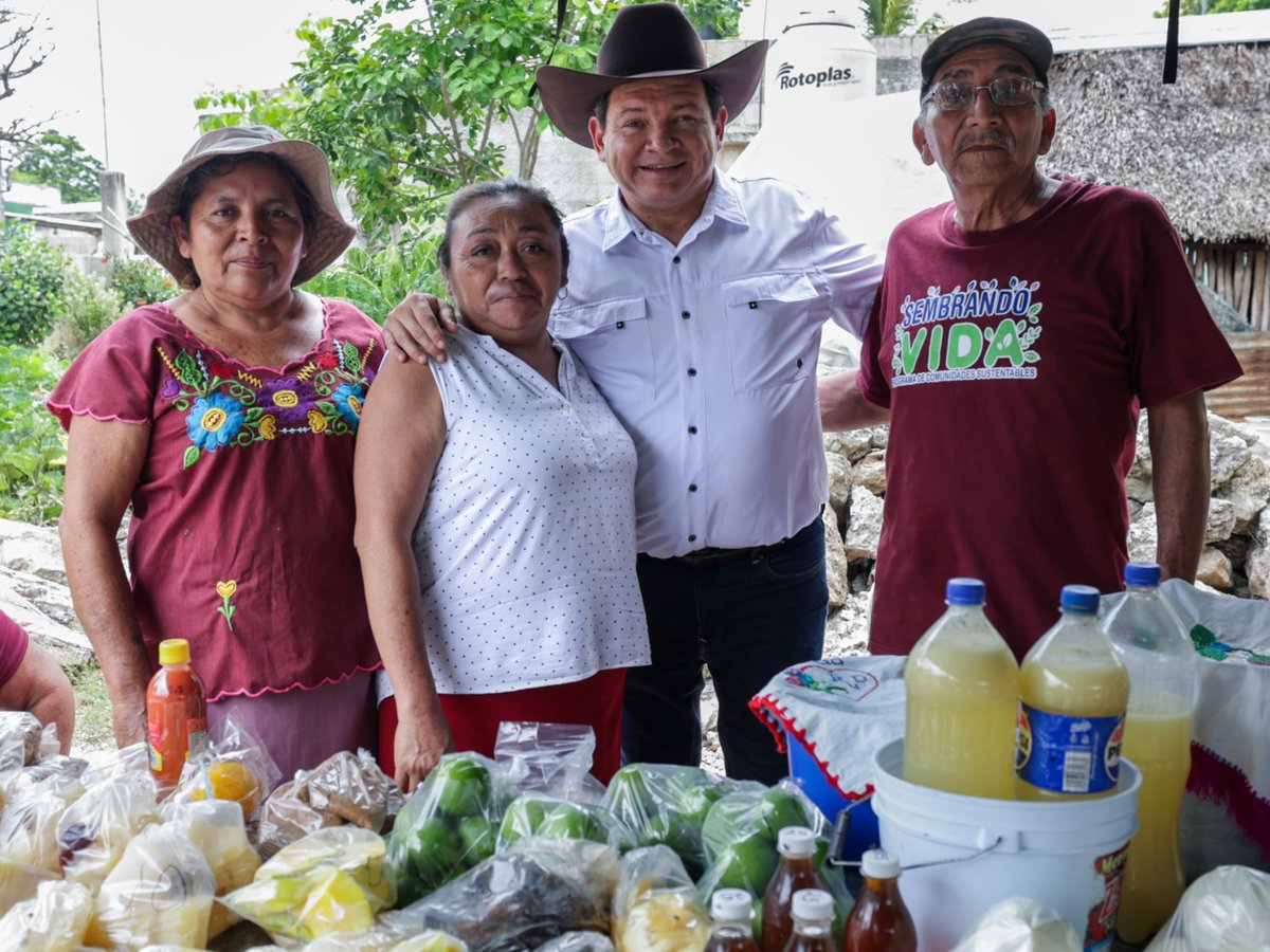 Tuve el gusto de saludar a quienes con su trabajo y dedicación hacen posible el Renacimiento del Campo Yucateco. 🌾 

Juntos seguimos construyendo un futuro más próspero y lleno de oportunidades para todas las familias del campo. 

Porque cuidar la tierra es cuidar nuestro hogar