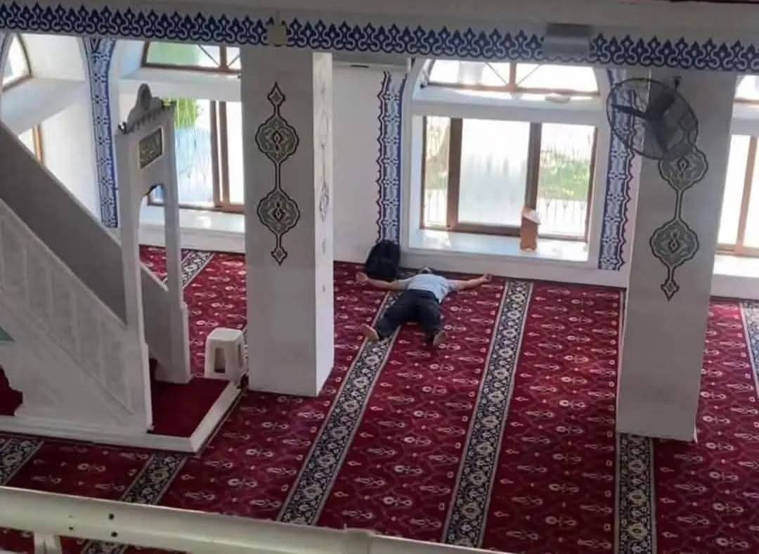 يا بخت الرّجال بالمساجد :))