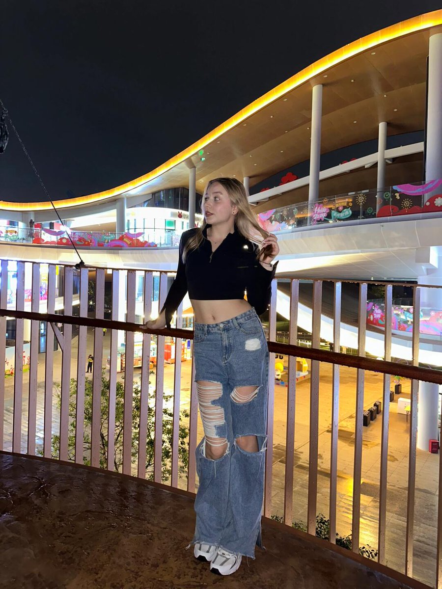 Alice198906159's tweet image. On the rooftop of a shopping mall, a short top is hot and stylish, and ripped jeans give you freedom. In the interweaving of light and shadow, everyday wear is transformed into a trendy scene, casual and explosive~ #trendscene #casualexplosion