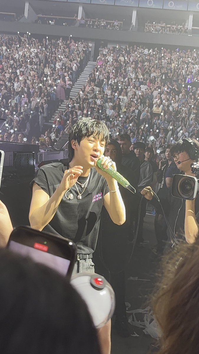 Sophie⁷ IS SEEING BTS tweet media