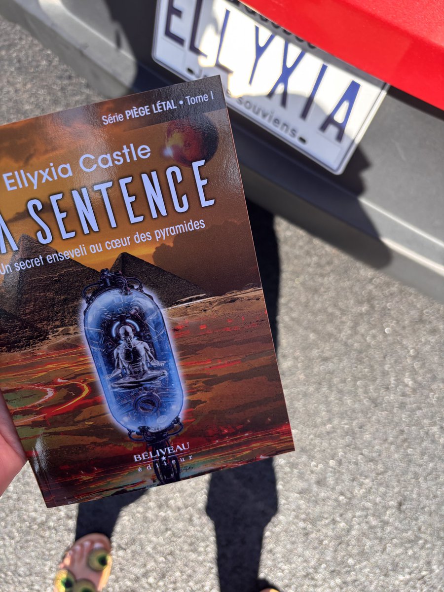 Ellyxia's tweet photo. 😁 Rien de plus cool que de recevoir sa plaque de voiture personnalisée 🚘 et son nouveau livre 📖 la même journée... JE SUIS AUX ANGES 😁 #nouveautés #thriller #space @EditeurBeliveau https://t.co/5bssylKJJC