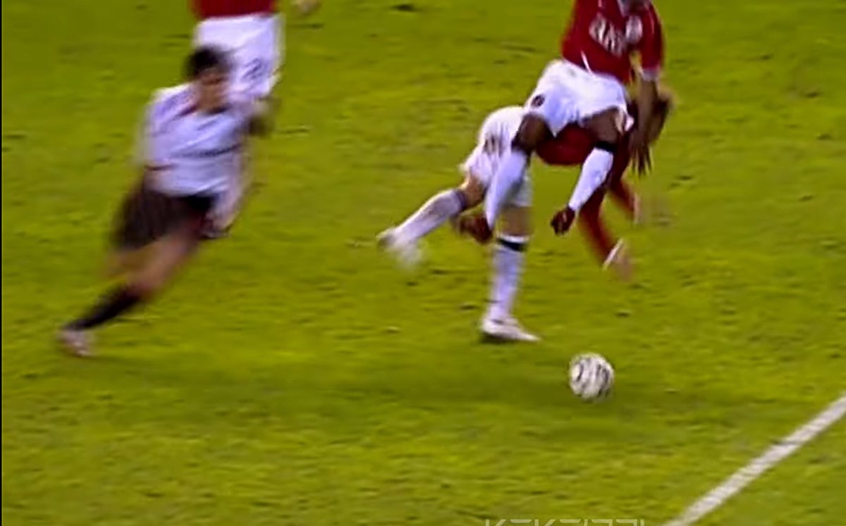 jfzf_'s tweet photo. @cr_7siiii 2007 كاكا يداعب اليونايتد 💀 https://t.co/0p5NvotZwj