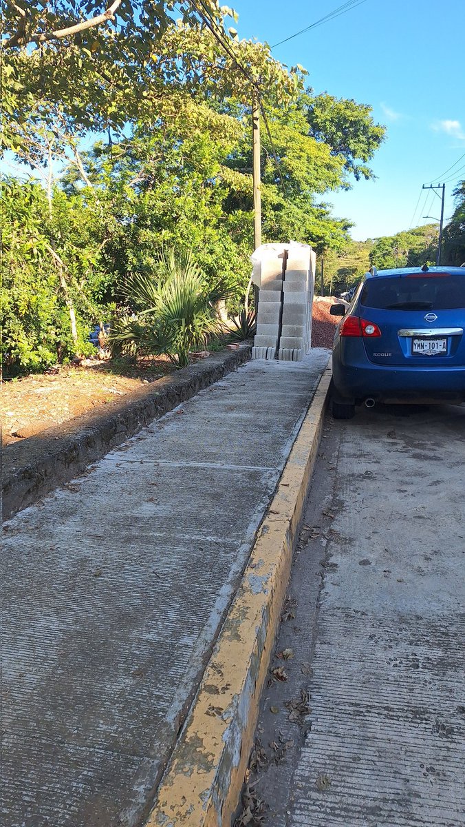 Special_T_'s tweet photo. @AytoXalapa #DirecciónDeObrasPublicas esta persona tiene invadida las dos banquetas con material de una obra de su casa, lleva mas de un mes. Espero puedan acudir para que retire el material ya que se baja uno y los autos que pasan pueden provocar un accidente. https://t.co/TUHDbwn7z8