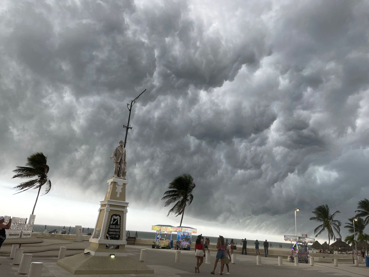 TornadosMexico's tweet photo. Espectaculares imágenes de la tormenta ayer arribando a Progreso, #Yucatán. 🌧⚡️ https://t.co/0KDNptzGsF