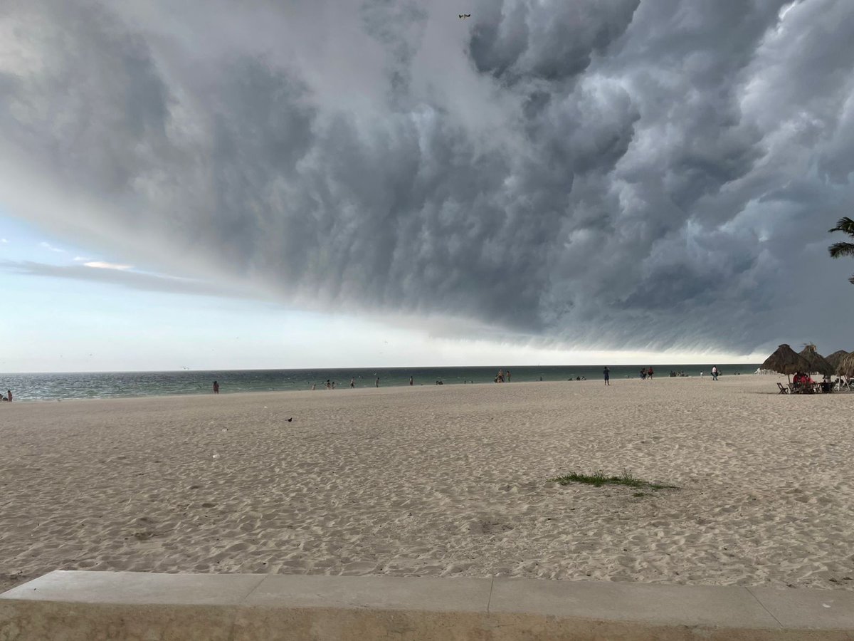 Espectaculares imágenes de la tormenta ayer arribando a Progreso, #Yucatán. 🌧⚡️